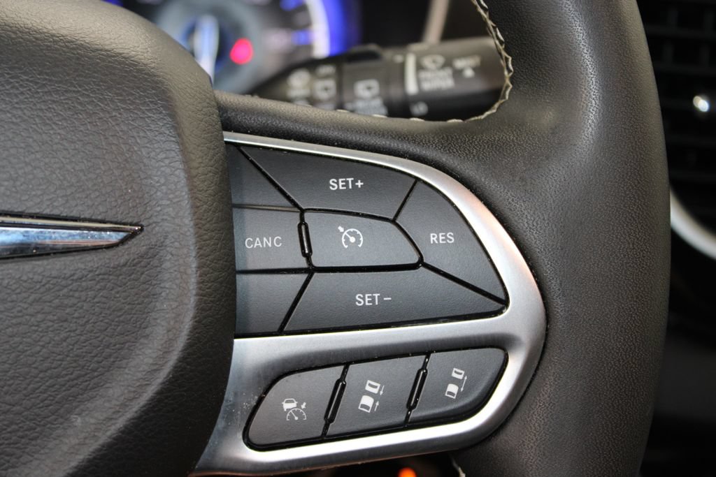 Used 2025 Chrysler Pacifica Select FWD image 37