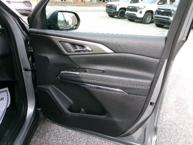 Used 2025 Chevrolet Traverse LT image 11