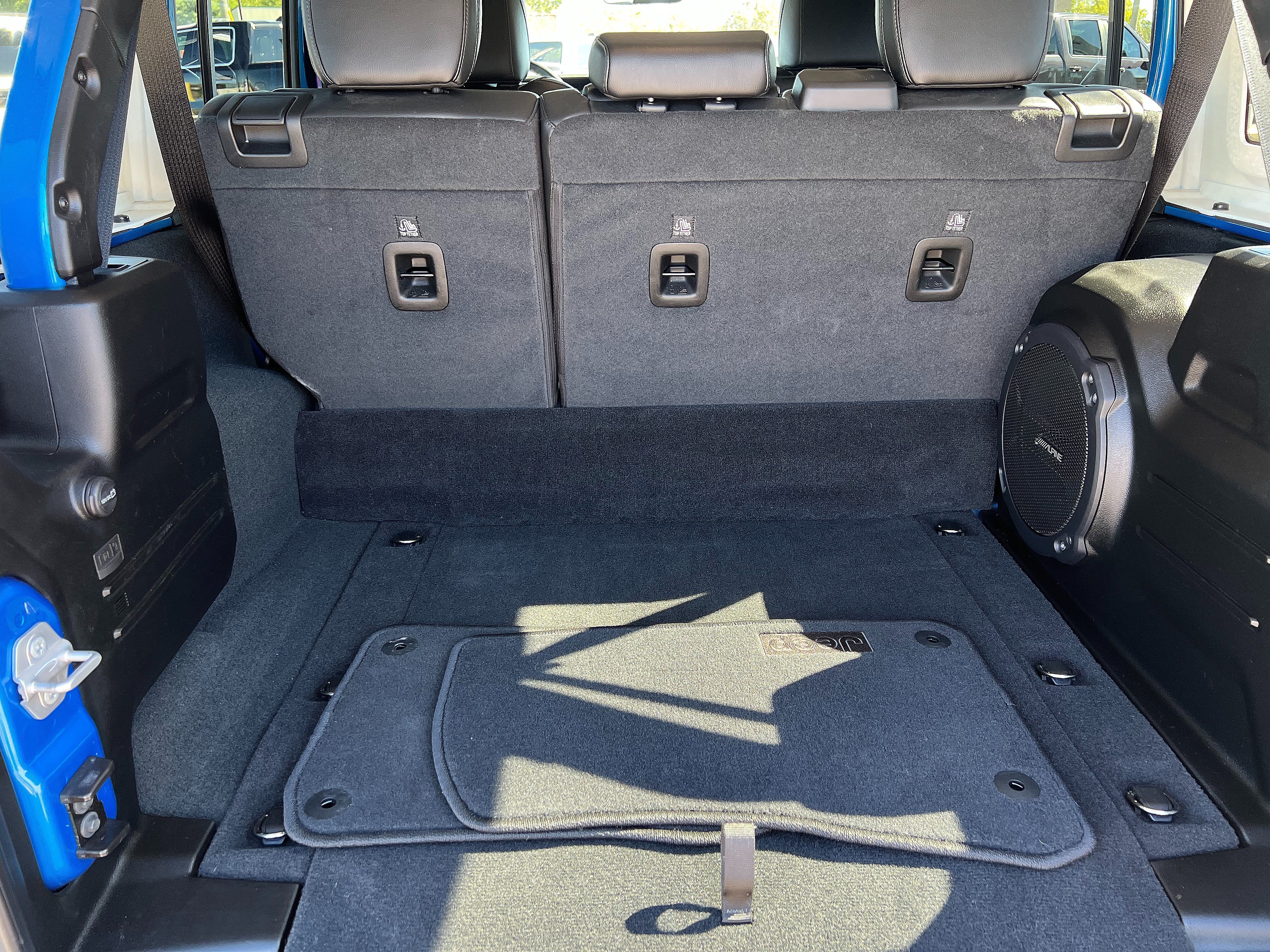 Used 2022 Jeep Wrangler Unlimited Sahara w/ Cold Weather Group AWD/4WD image 25