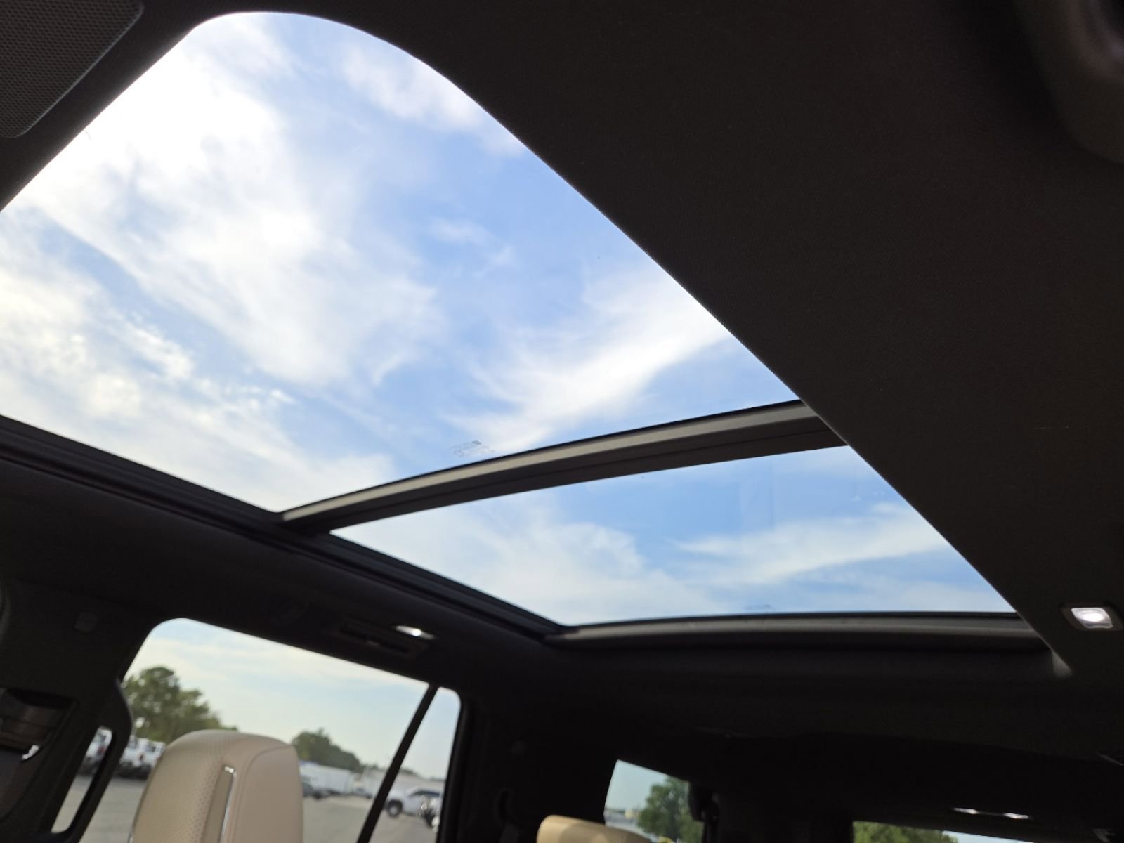 Used 2022 Cadillac Escalade Premium Luxury RWD image 3