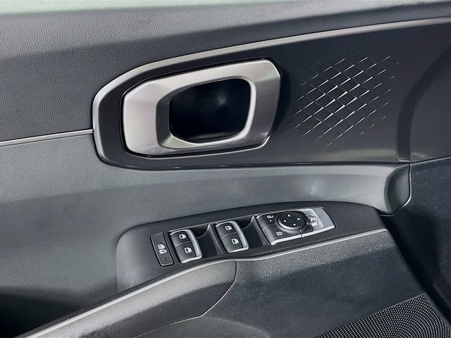 Used 2025 Kia Sorento LX image 18