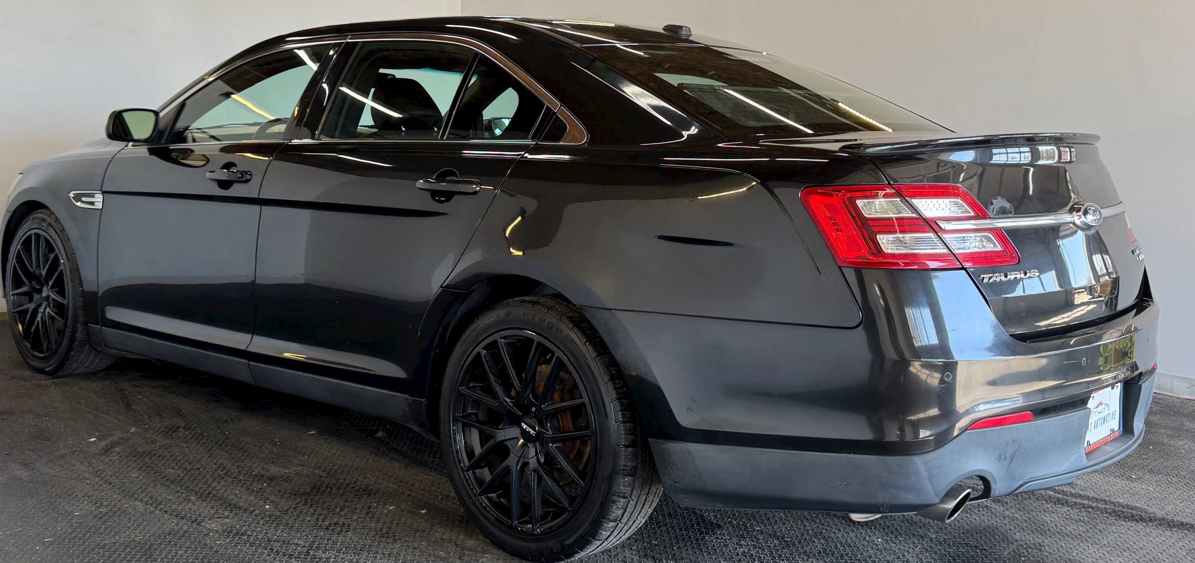Used 2013 Ford Taurus Limited FWD image 6