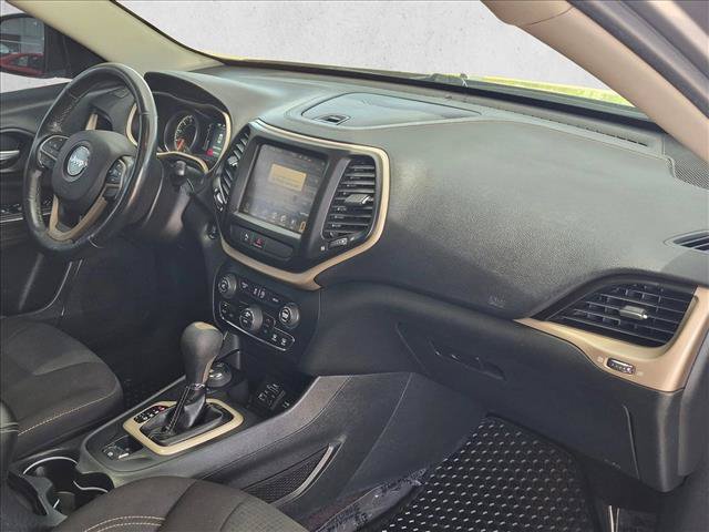 Used 2016 Jeep Cherokee Latitude w/ Comfort/Convenience Group AWD/4WD image 22