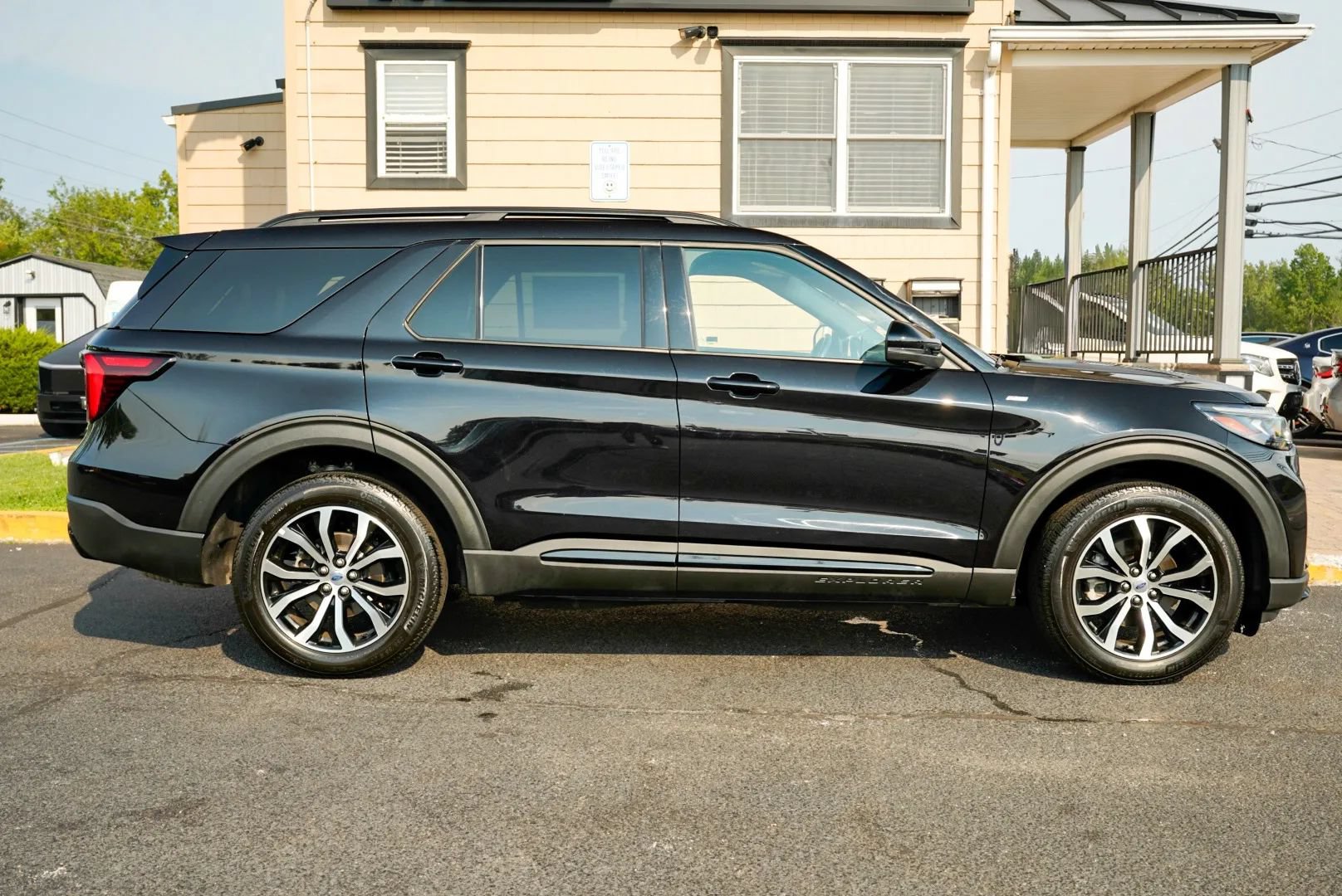 Used 2025 Ford Explorer ST-Line AWD/4WD image 4