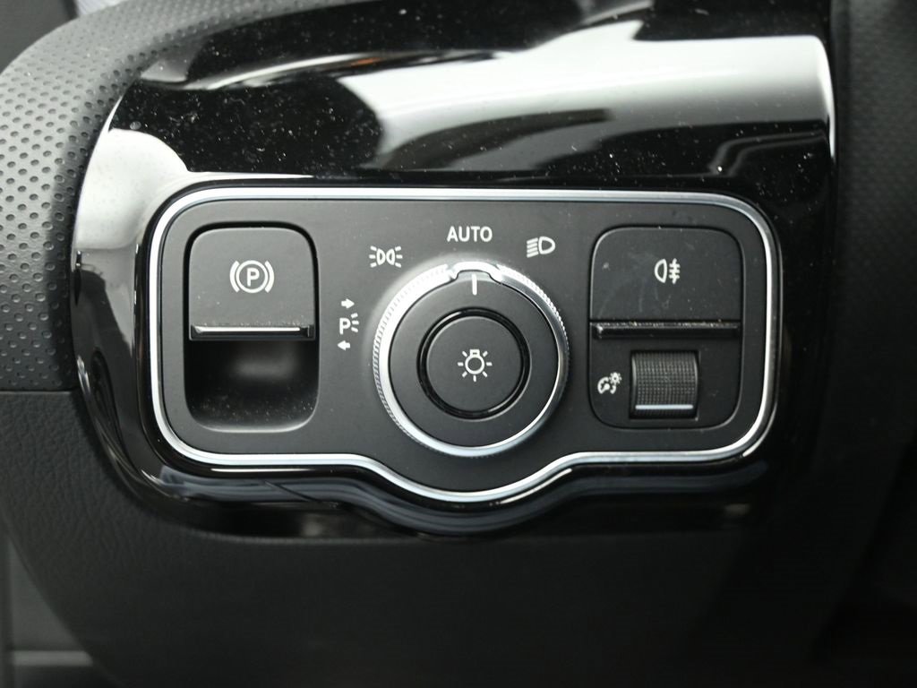 Used 2022 Mercedes-Benz CLA 250 4MATIC image 11