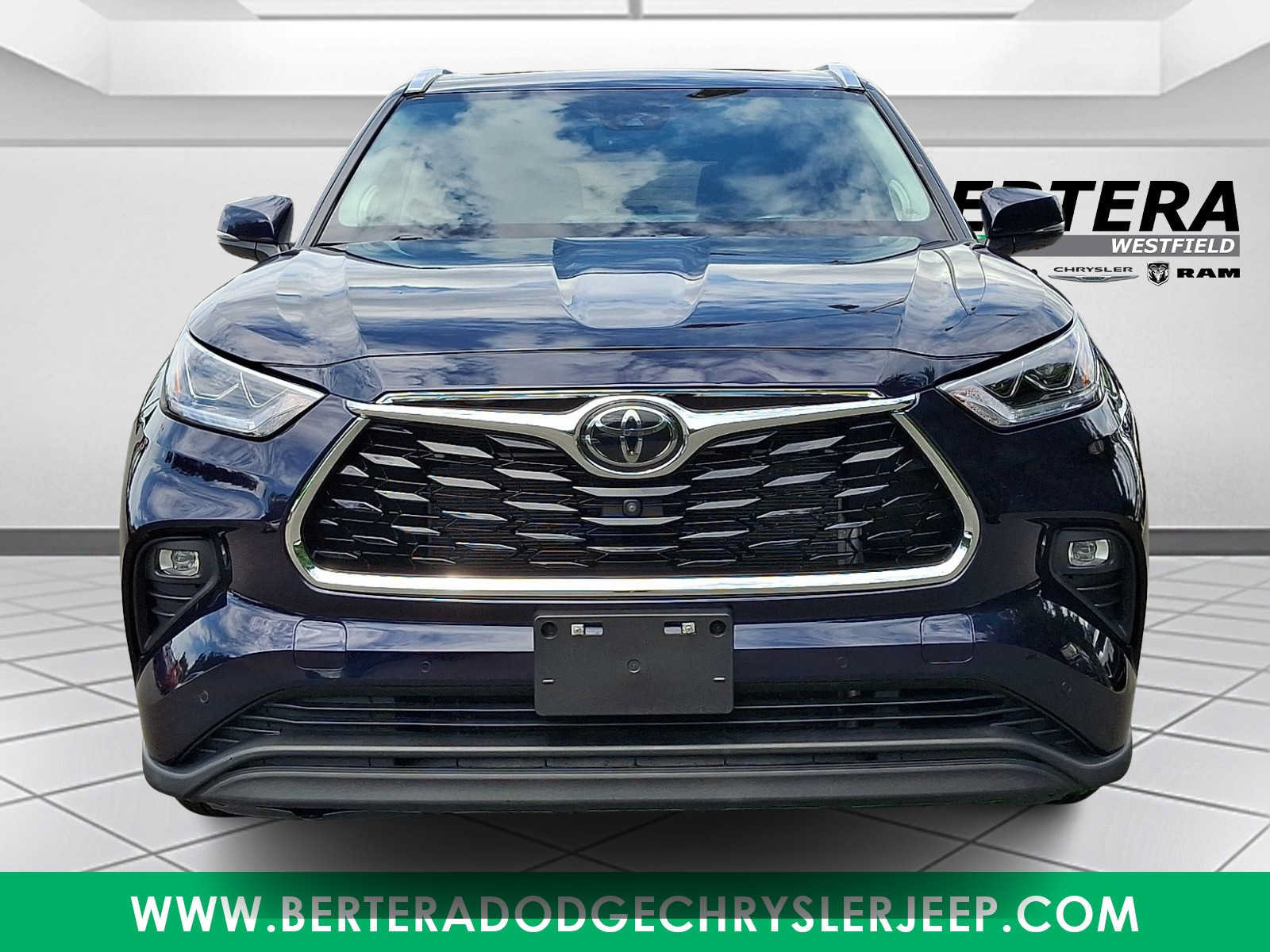 Used 2021 Toyota Highlander Limited AWD/4WD image 2