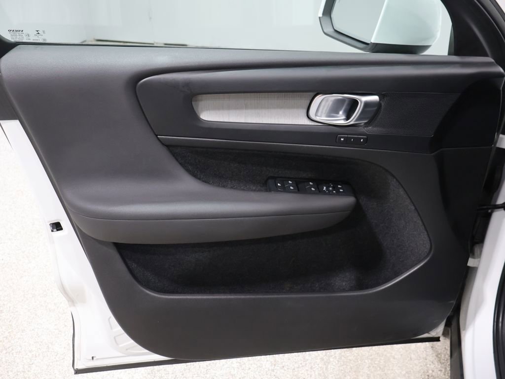 Used 2023 Volvo XC40 B5 Core image 12