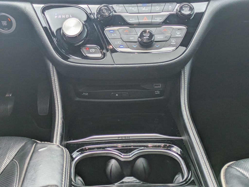 Used 2021 Chrysler Pacifica Limited w/ Uconnect Theater Family Group image 22