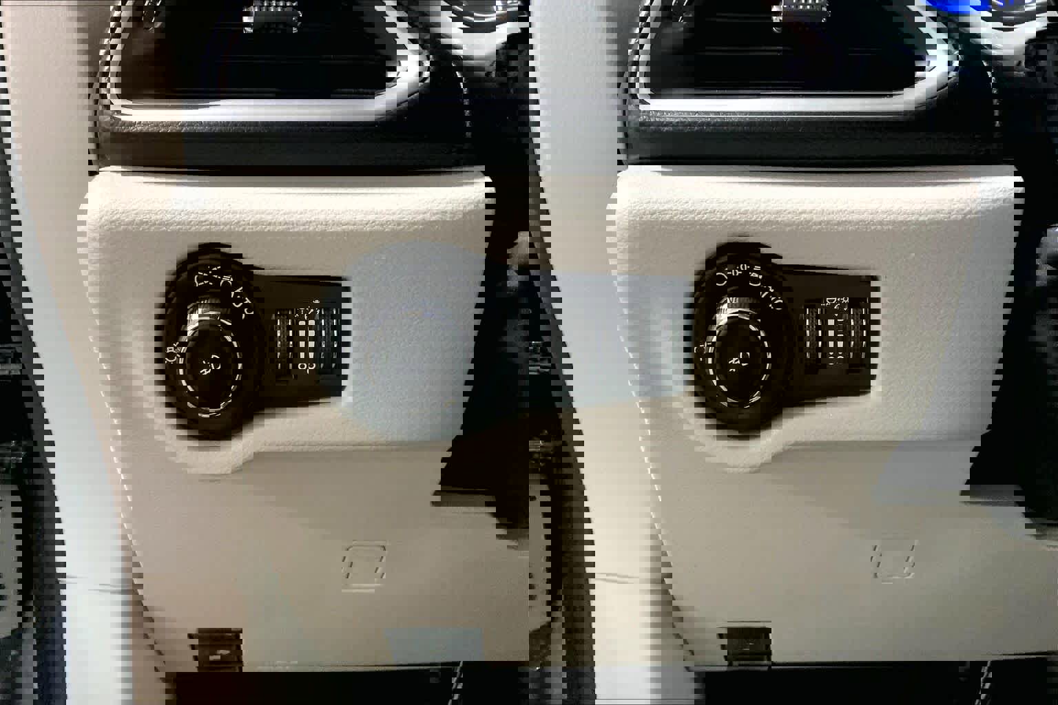 Used 2019 Chrysler Pacifica Touring Plus w/ Cold Weather Group image 34