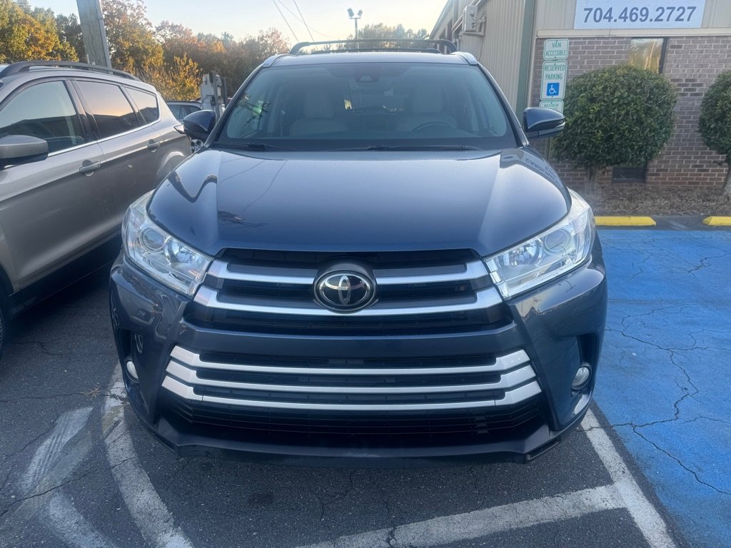 Used 2018 Toyota Highlander SE image 2