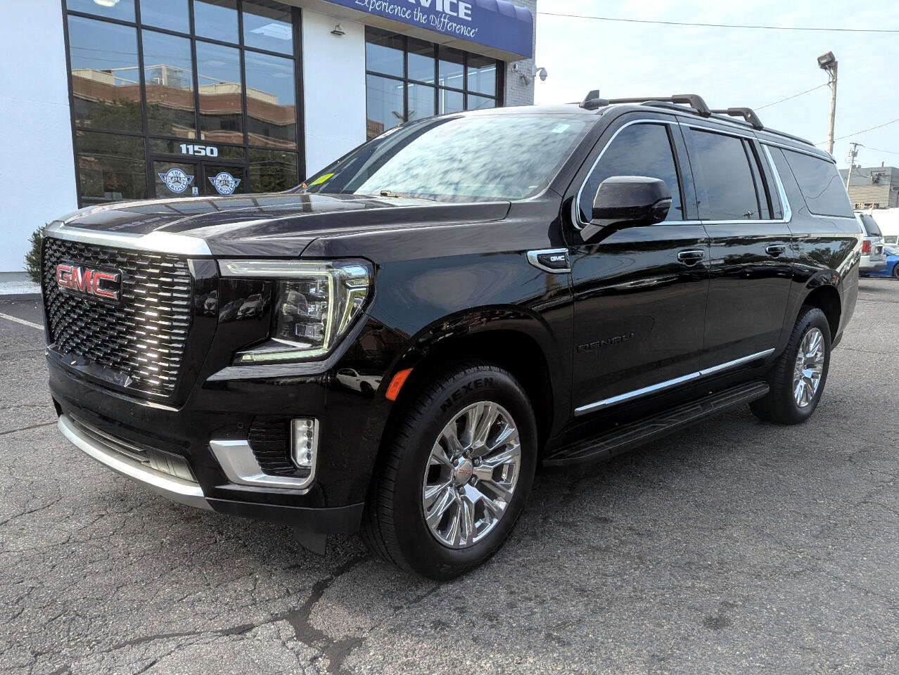 Used 2021 GMC Yukon XL Denali AWD/4WD image 2