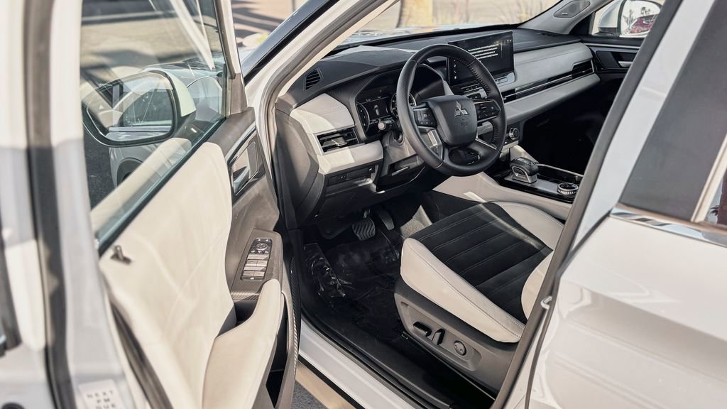 Used 2025 Mitsubishi Outlander SE FWD image 11