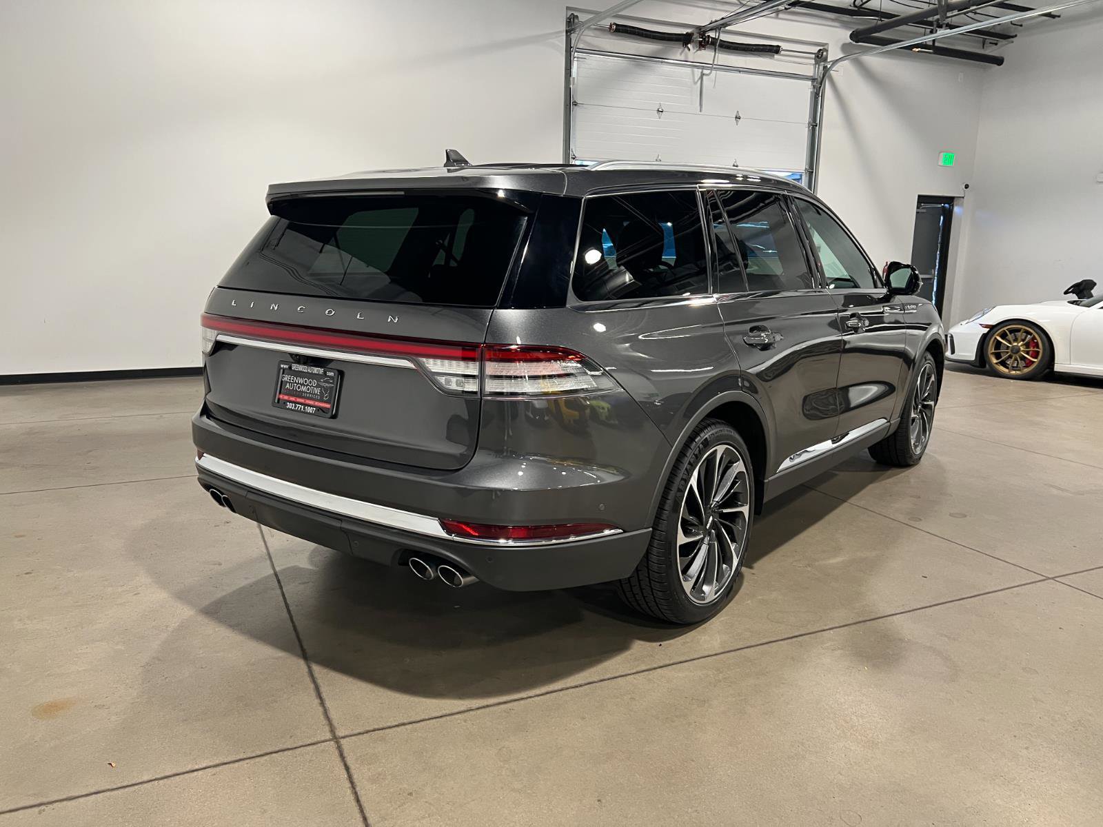 Used 2020 Lincoln Aviator Reserve w/ Equipment Group 202A image 3