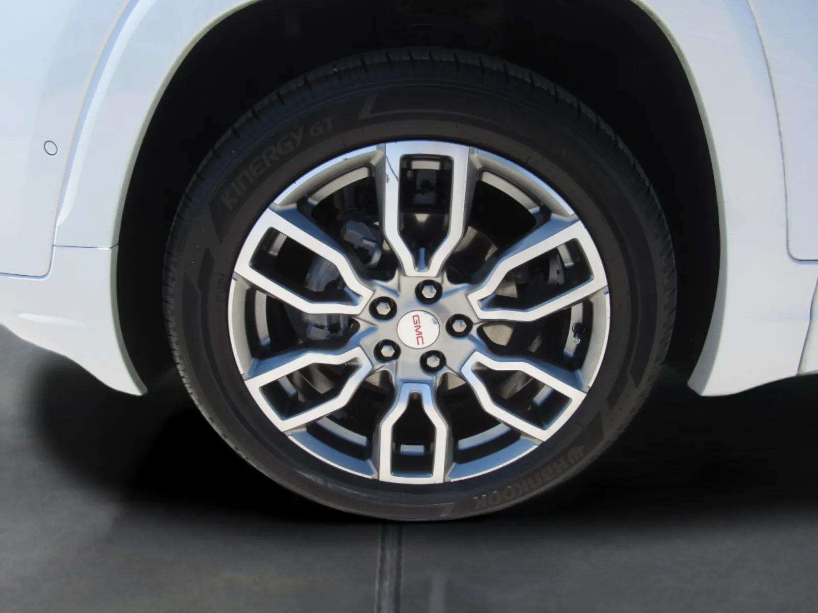 Used 2023 GMC Terrain Denali w/ Denali Premium Package AWD/4WD image 4