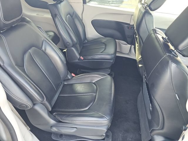 Used 2023 Chrysler Pacifica Touring-L FWD image 11