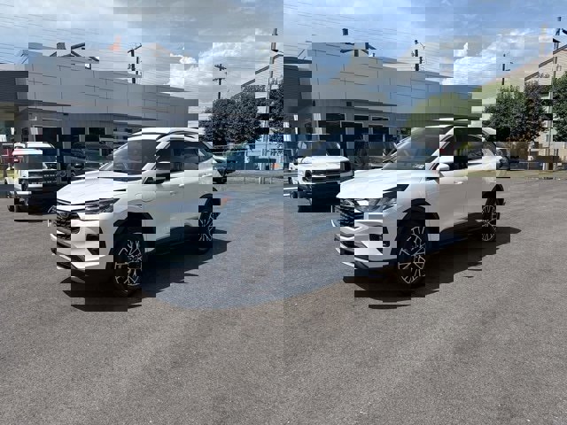 New 2025 Ford Escape SE w/ Class II Trailer Tow Package