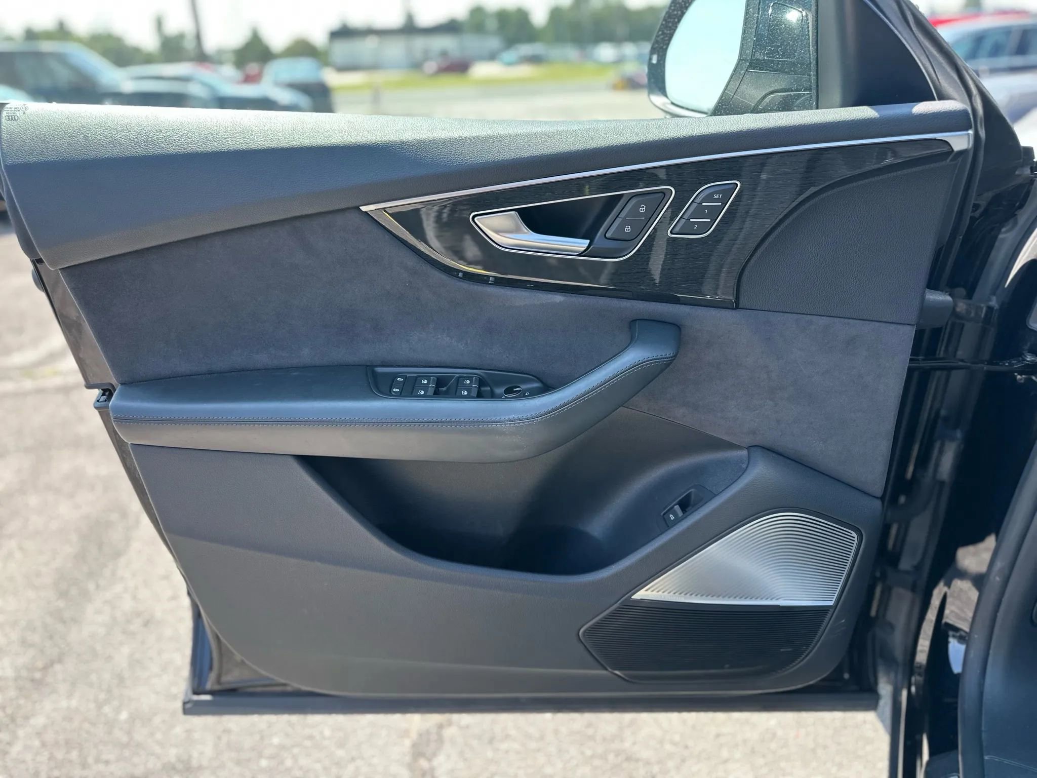 Used 2019 Audi Q8 Prestige w/ Luxury Package AWD/4WD image 27