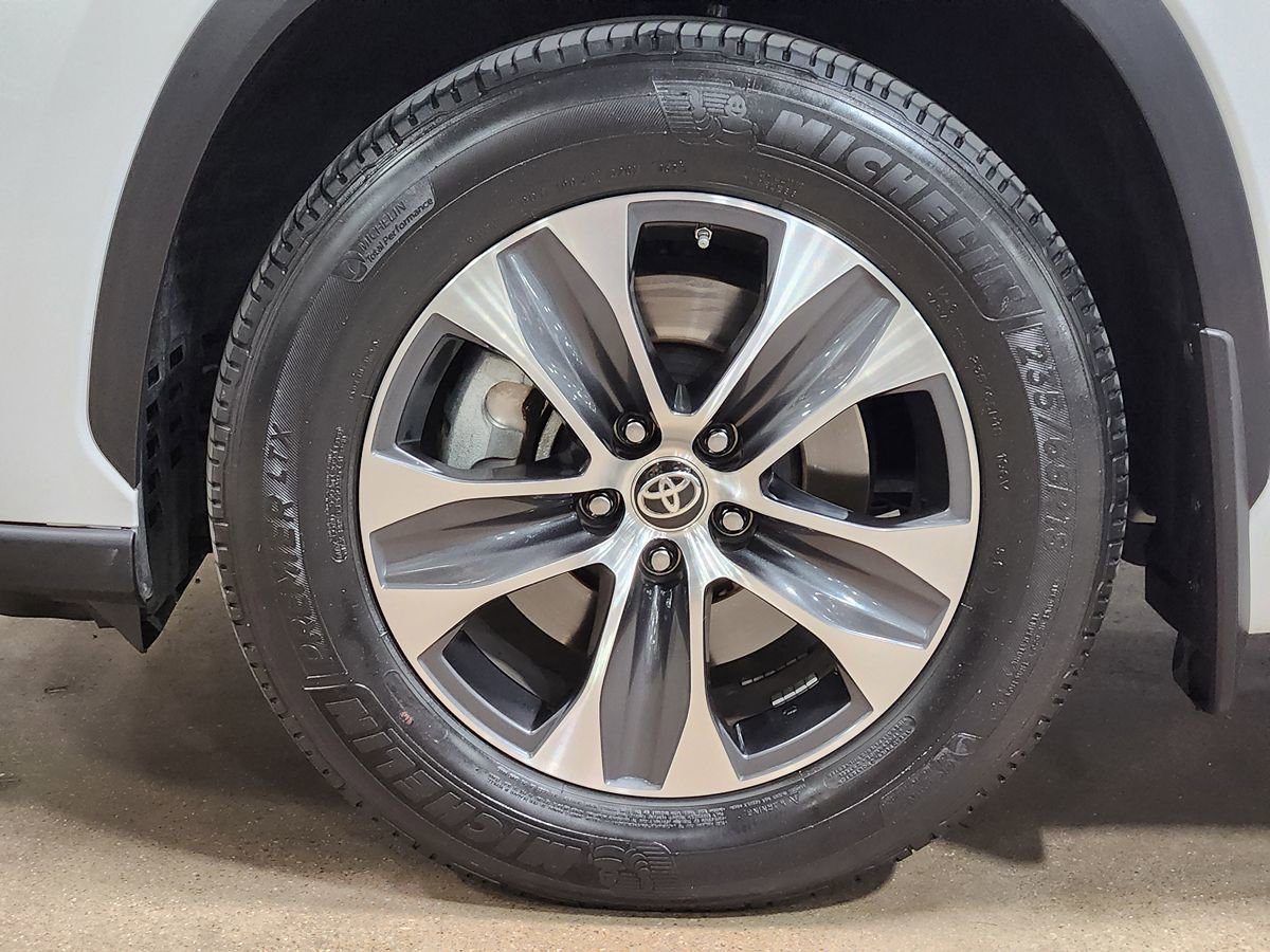Used 2024 Toyota Highlander XLE FWD image 28