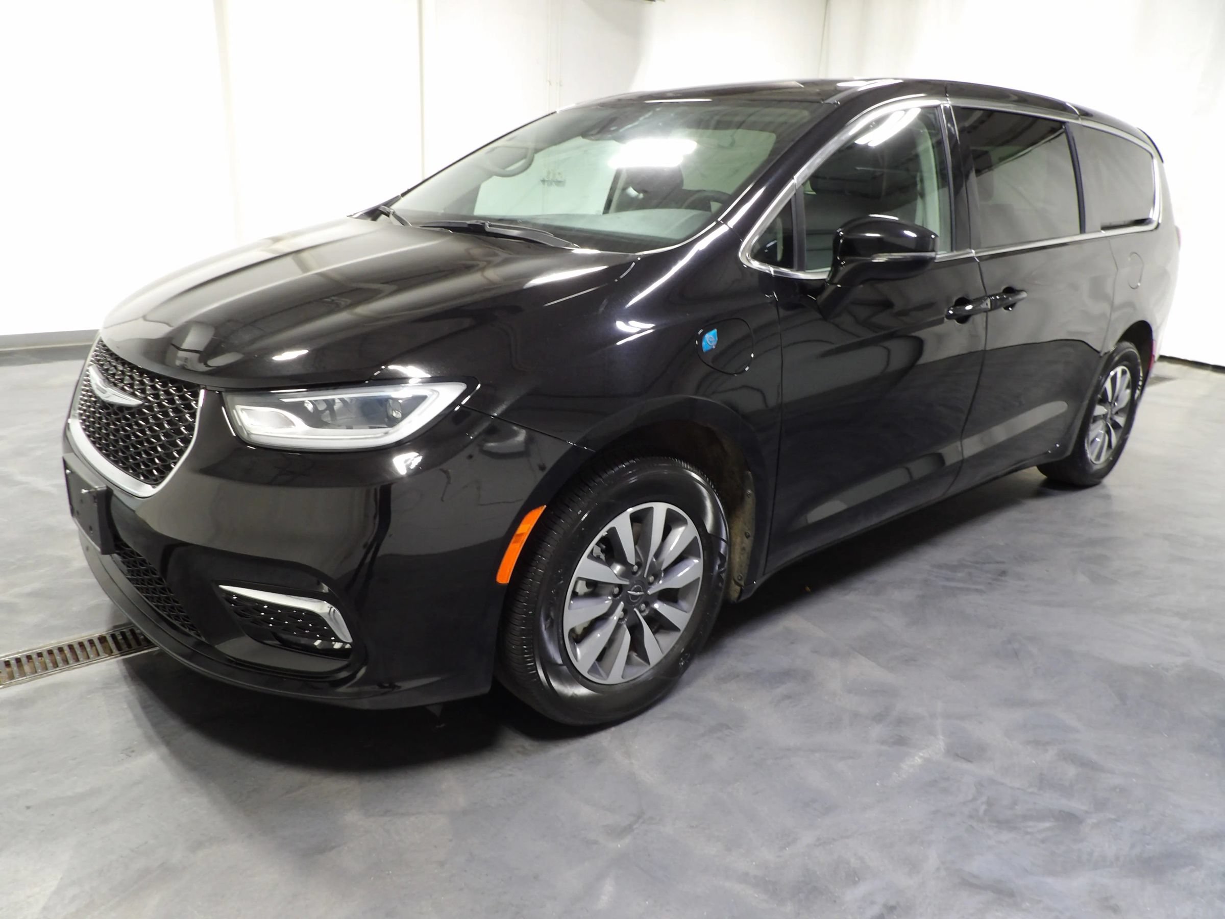 Used 2024 Chrysler Pacifica Limited FWD image 4