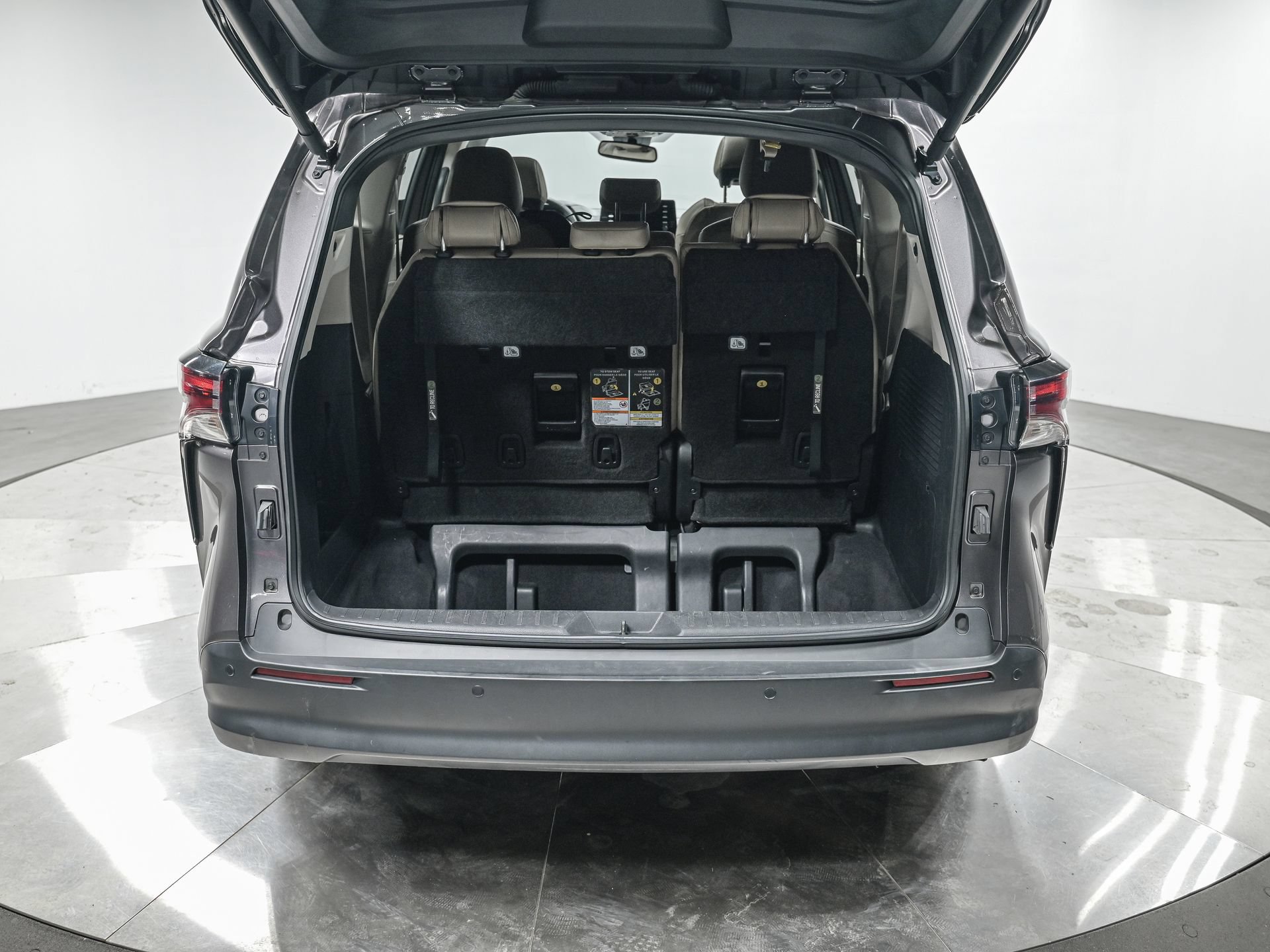 Used 2024 Toyota Sienna XLE FWD image 5