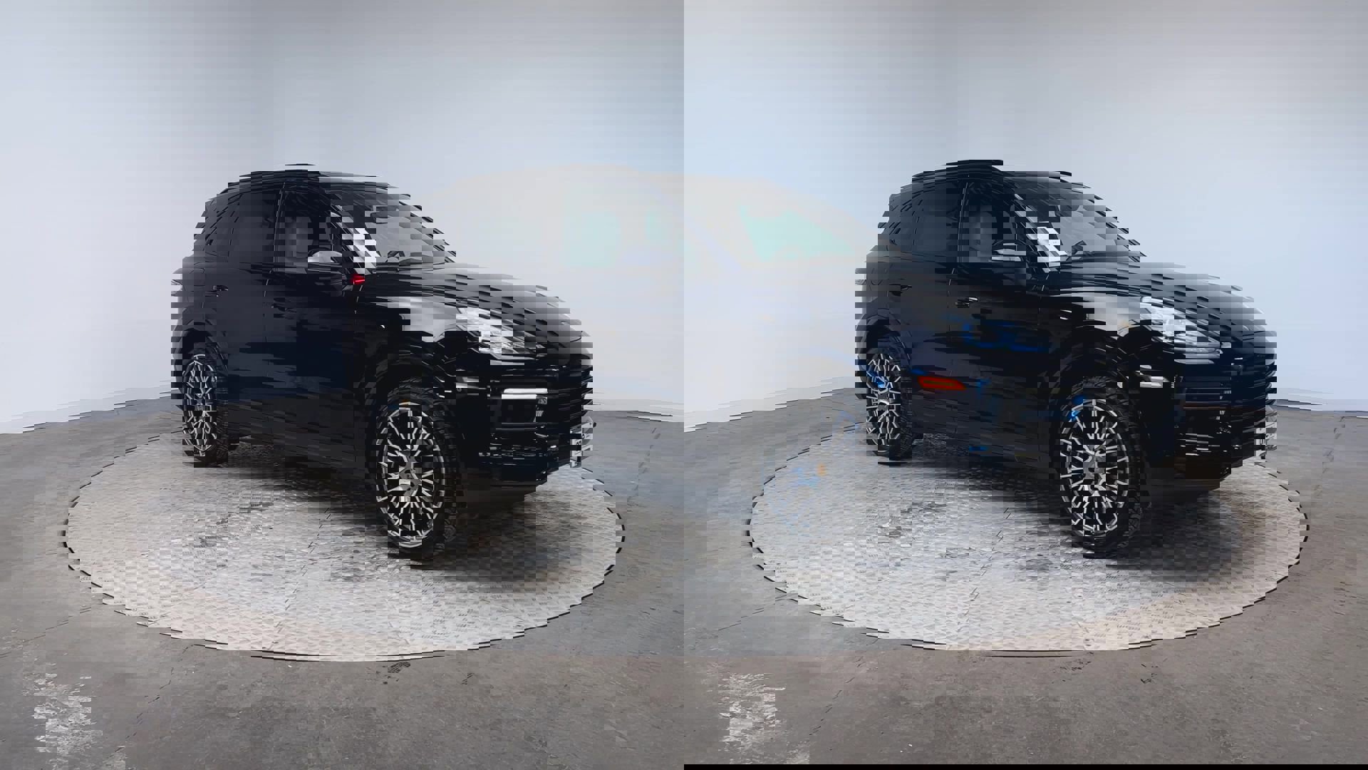 Used 2023 Porsche Cayenne image 2