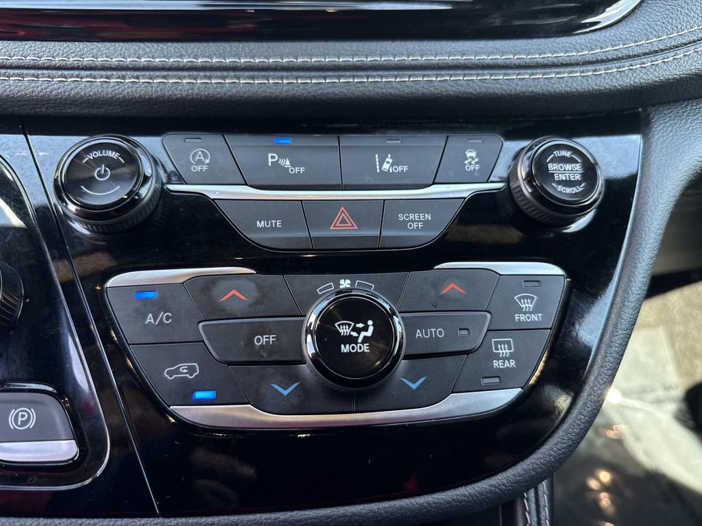Used 2025 Chrysler Pacifica Limited image 30