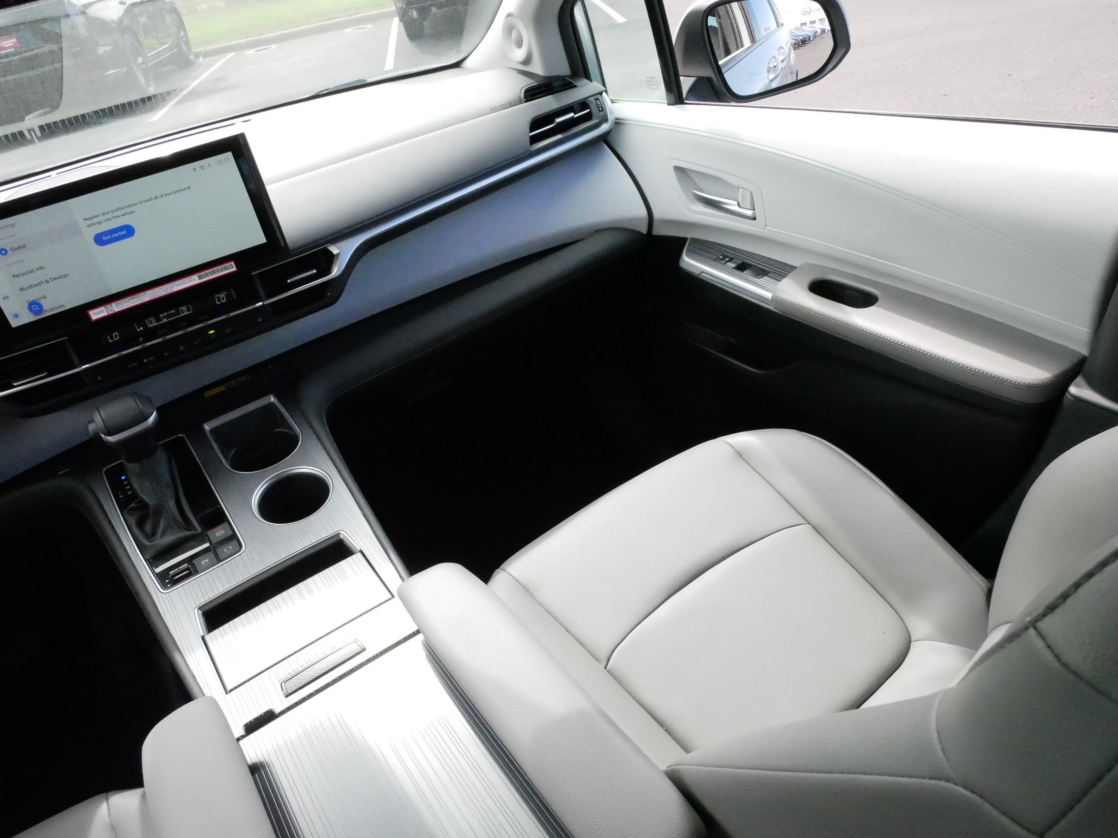 Used 2025 Toyota Sienna XLE w/ XLE Plus Package AWD/4WD image 11