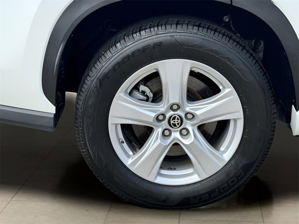 Used 2024 Toyota Highlander LE image 39
