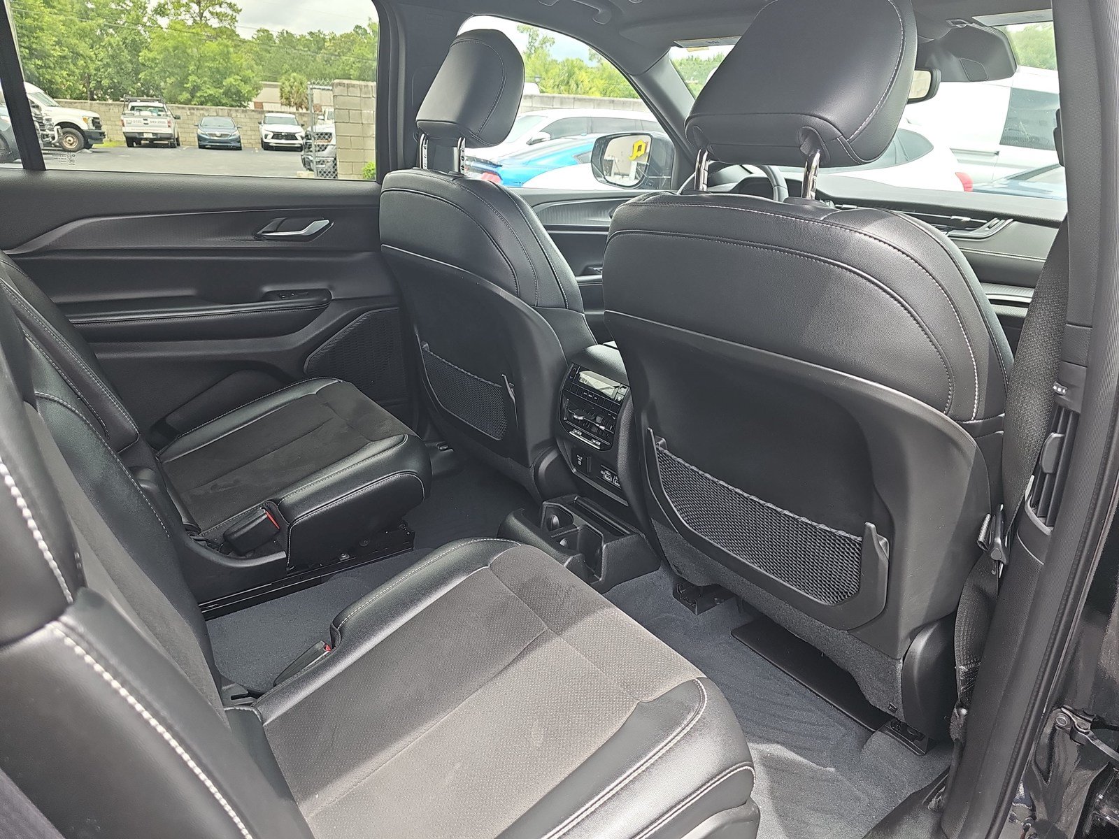 Used 2023 Jeep Grand Cherokee L Laredo RWD image 11