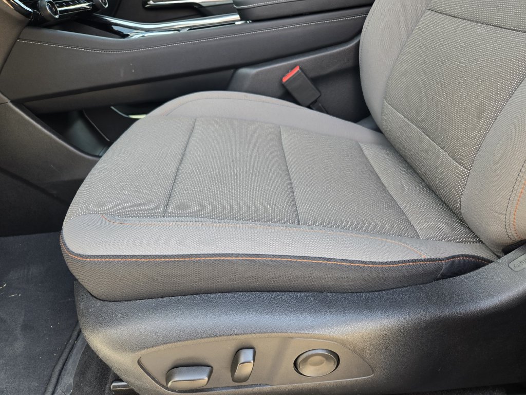 Used 2026 Chevrolet Traverse LT w/ Driver Confidence Package FWD image 25