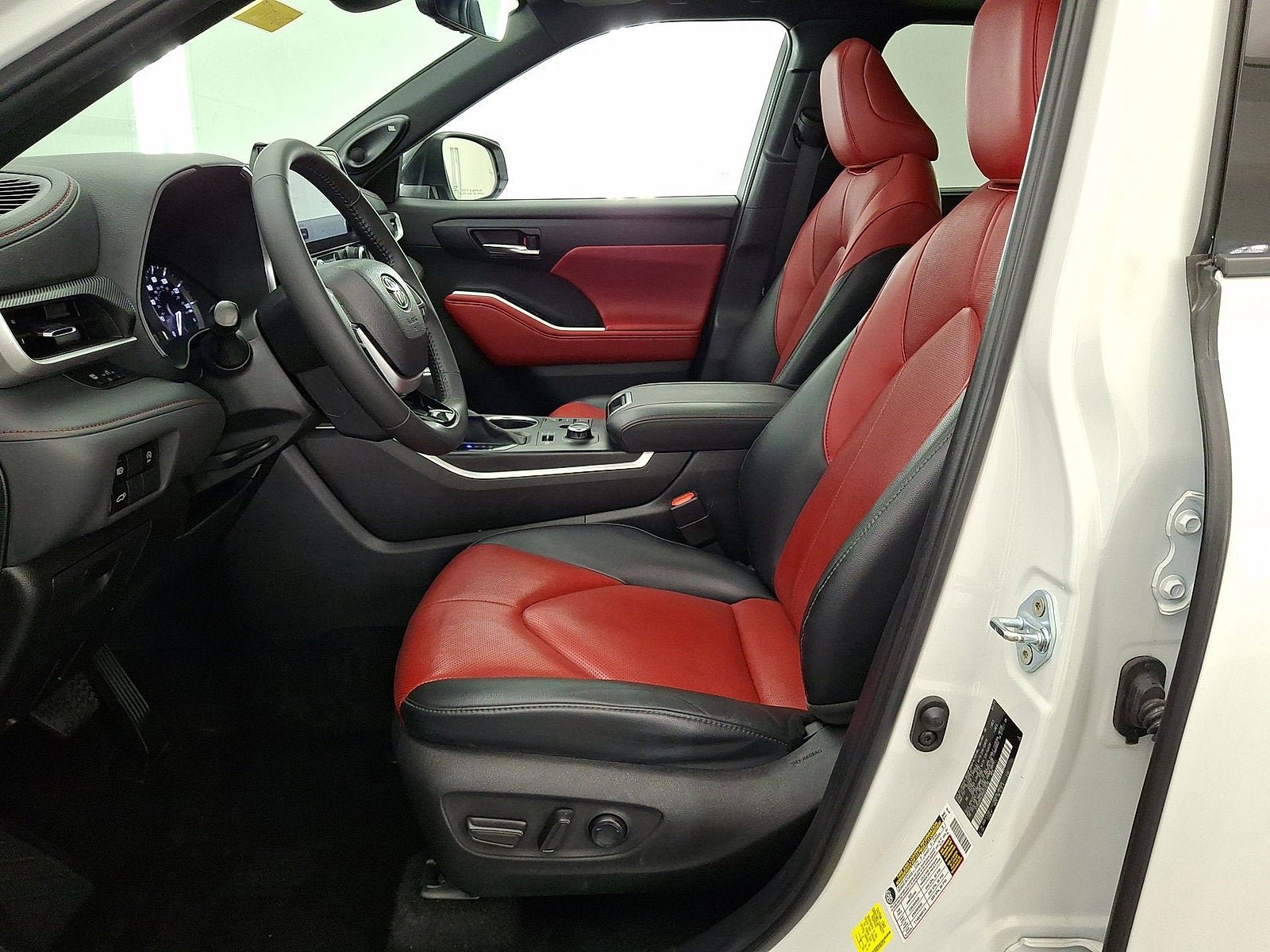 Used 2024 Toyota Highlander XSE AWD/4WD image 3