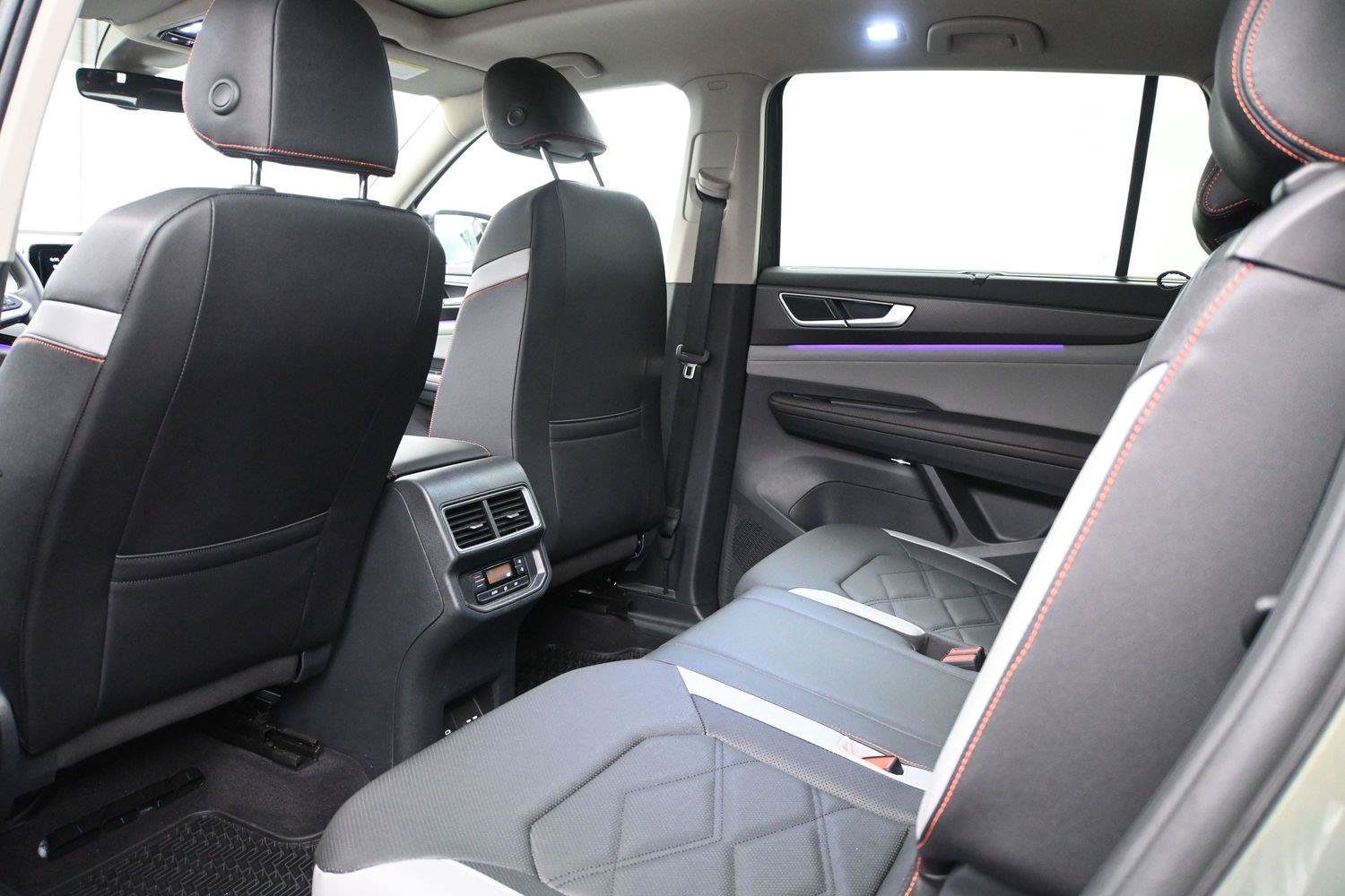 Used 2025 Volkswagen Atlas Peak Edition SE AWD/4WD image 11