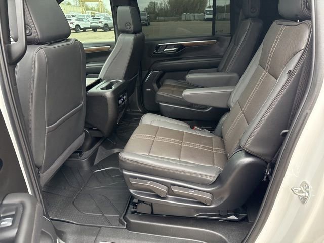 Used 2025 Chevrolet Suburban High Country AWD/4WD image 16