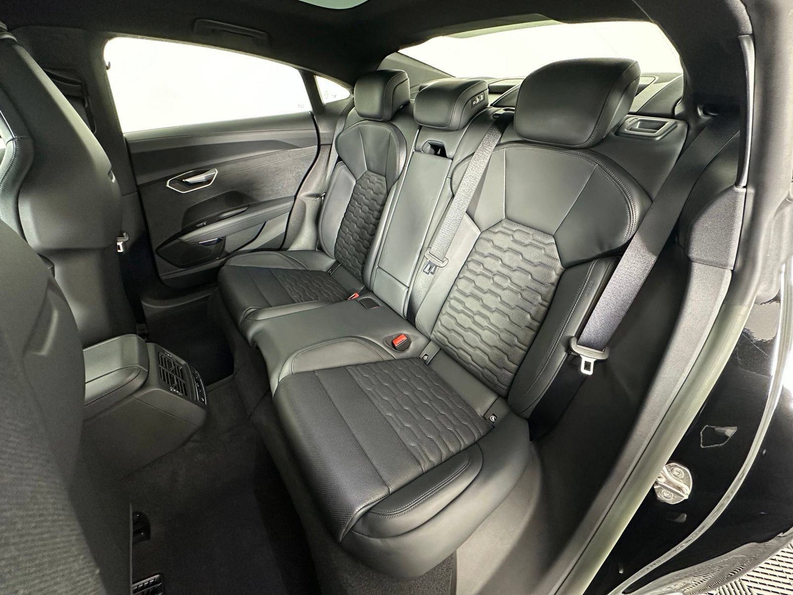 Used 2024 Audi e-tron GT Premium Plus AWD/4WD image 33