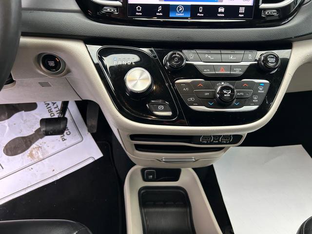 Certified 2023 Chrysler Pacifica Touring-L image 14