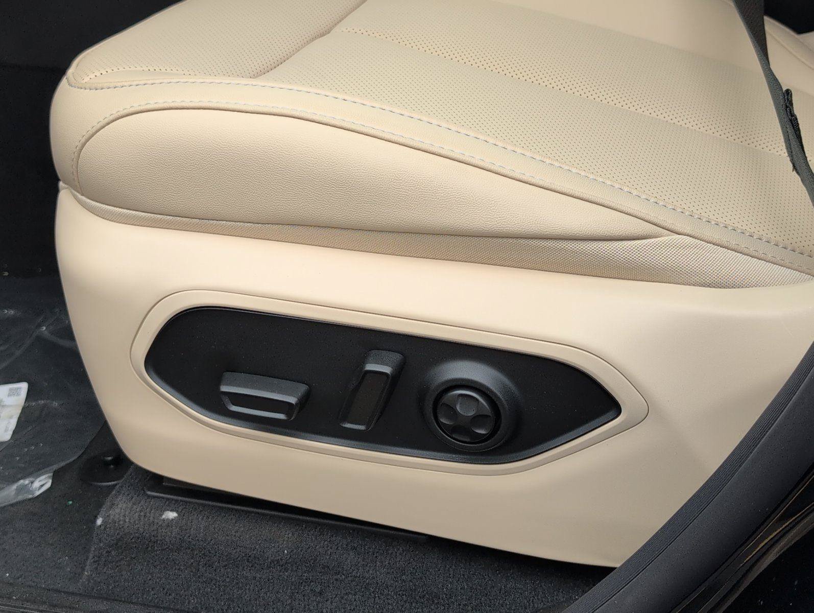 New 2026 Jeep Grand Cherokee Limited w/ Luxury Tech Group II RWD image 18