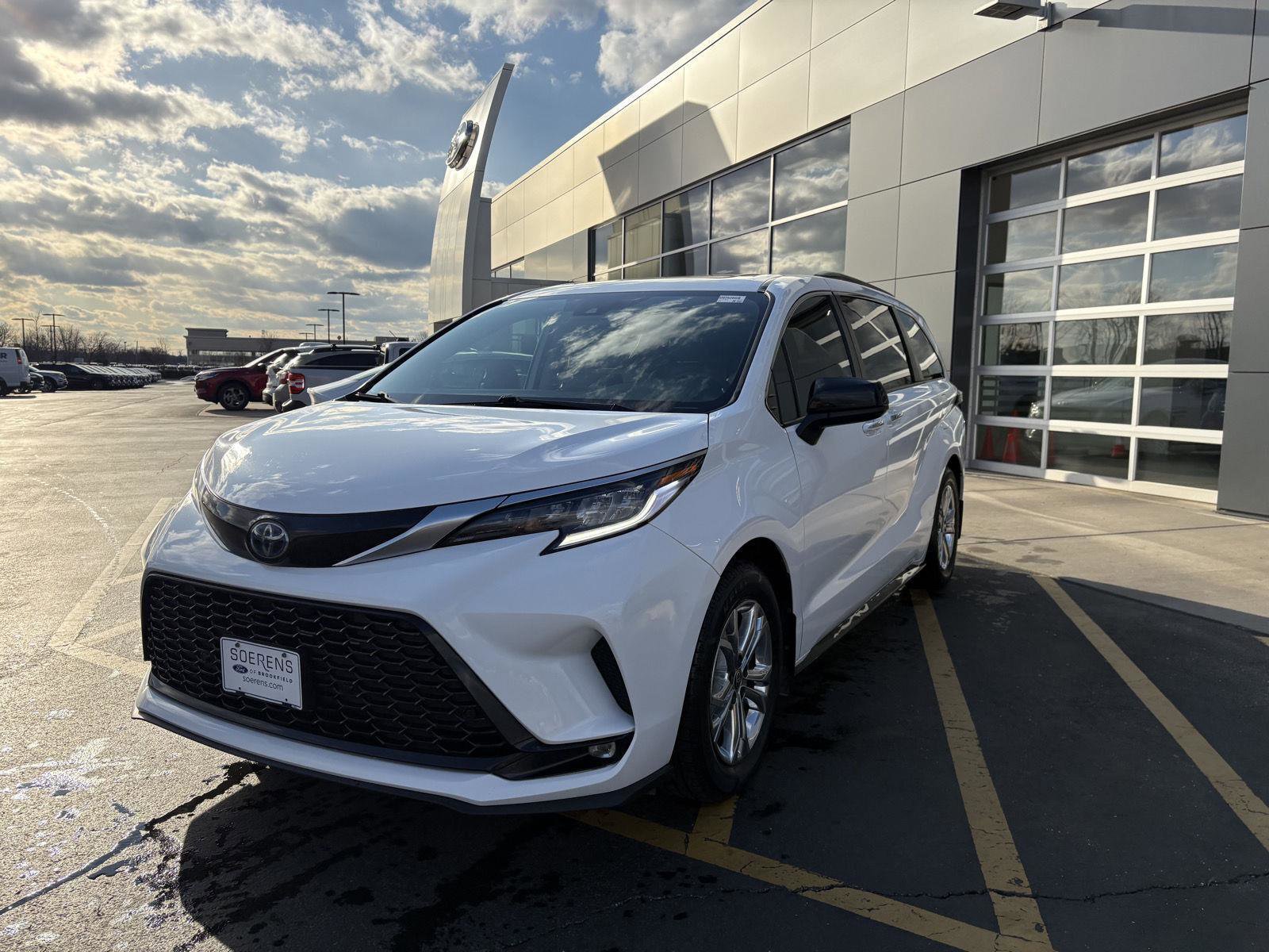 Used 2021 Toyota Sienna XSE image 3