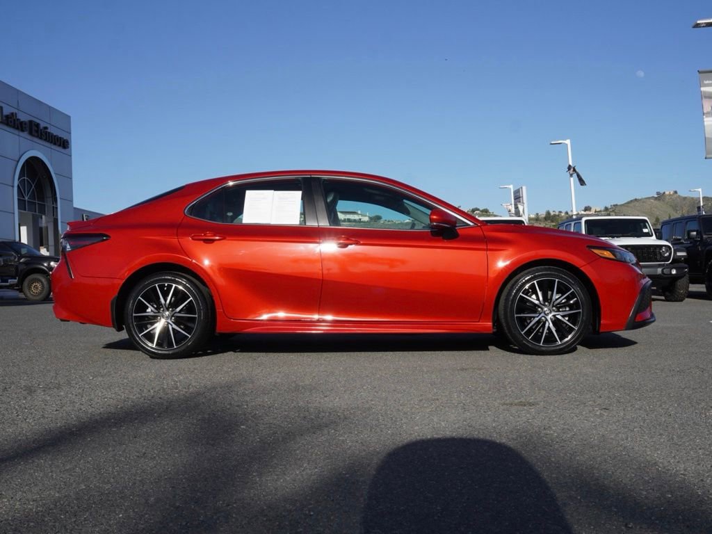 Used 2024 Toyota Camry SE image 3