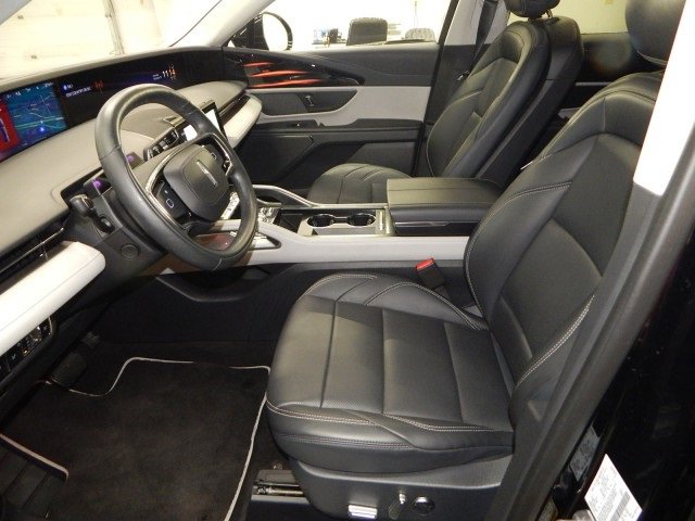 Used 2024 Lincoln Nautilus Premier image 11