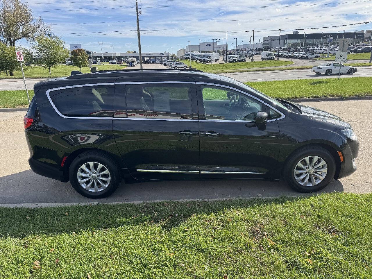 Used 2017 Chrysler Pacifica Touring-L FWD image 6