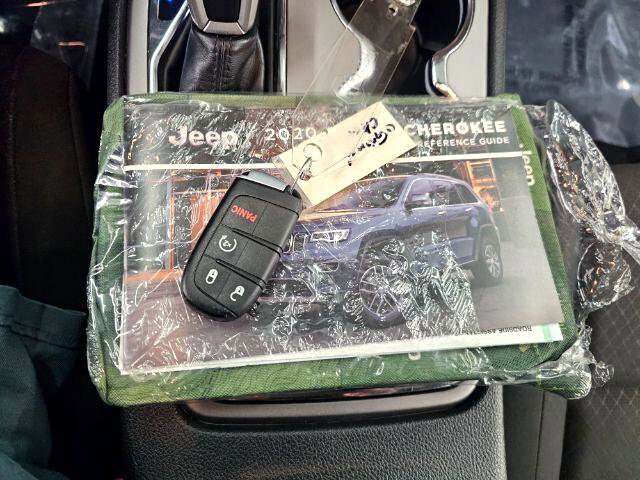 Used 2020 Jeep Grand Cherokee Laredo image 23