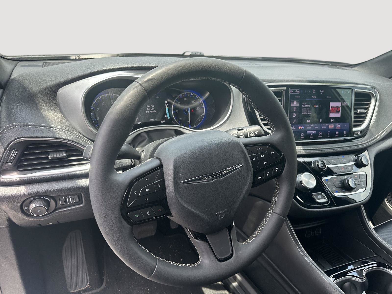 Used 2025 Chrysler Pacifica Limited FWD image 9