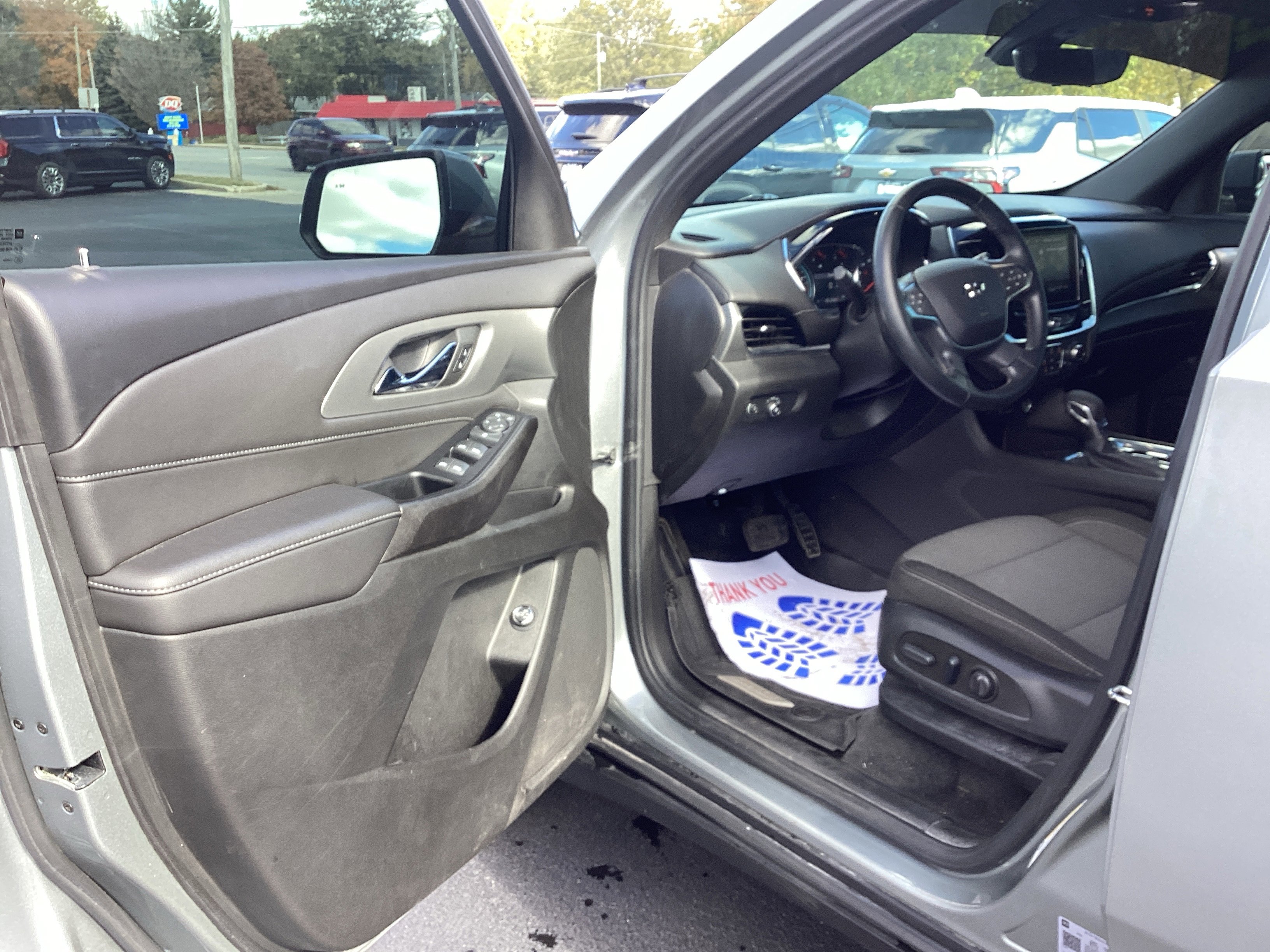 Used 2023 Chevrolet Traverse LT image 14