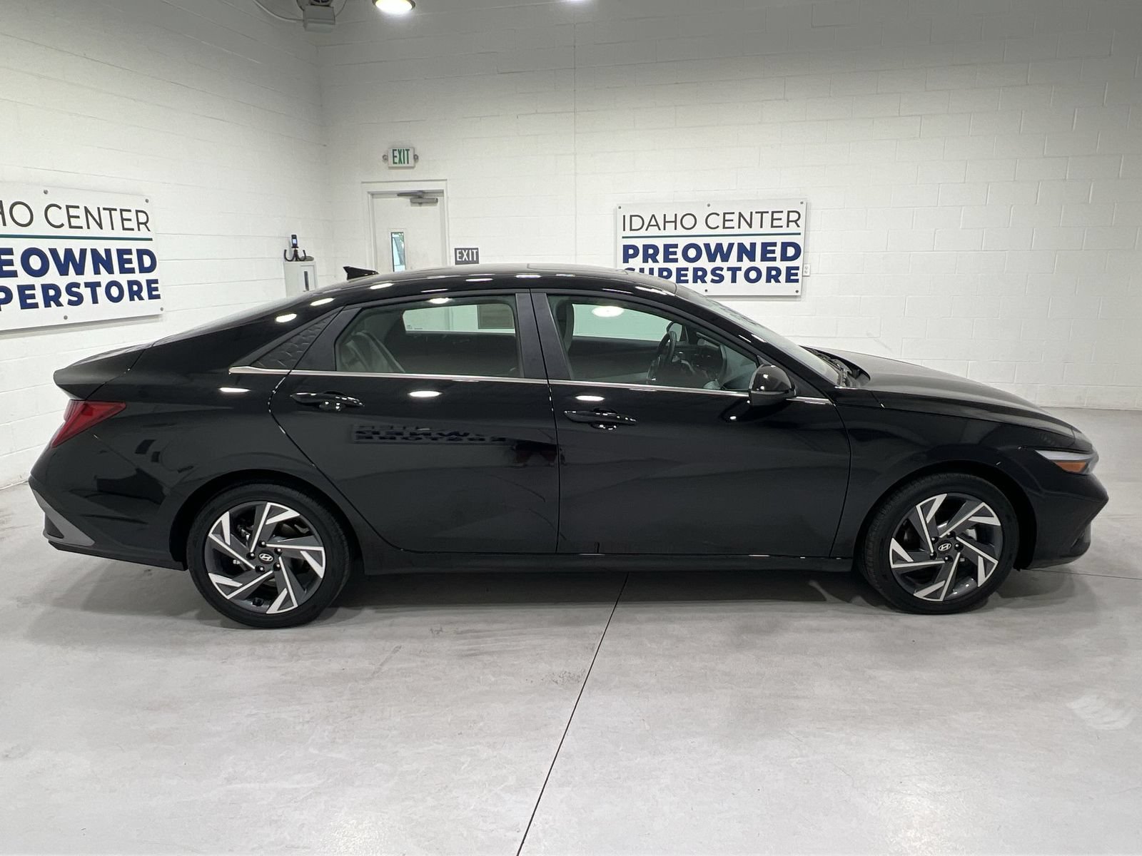 Used 2025 Hyundai Elantra Limited FWD image 9