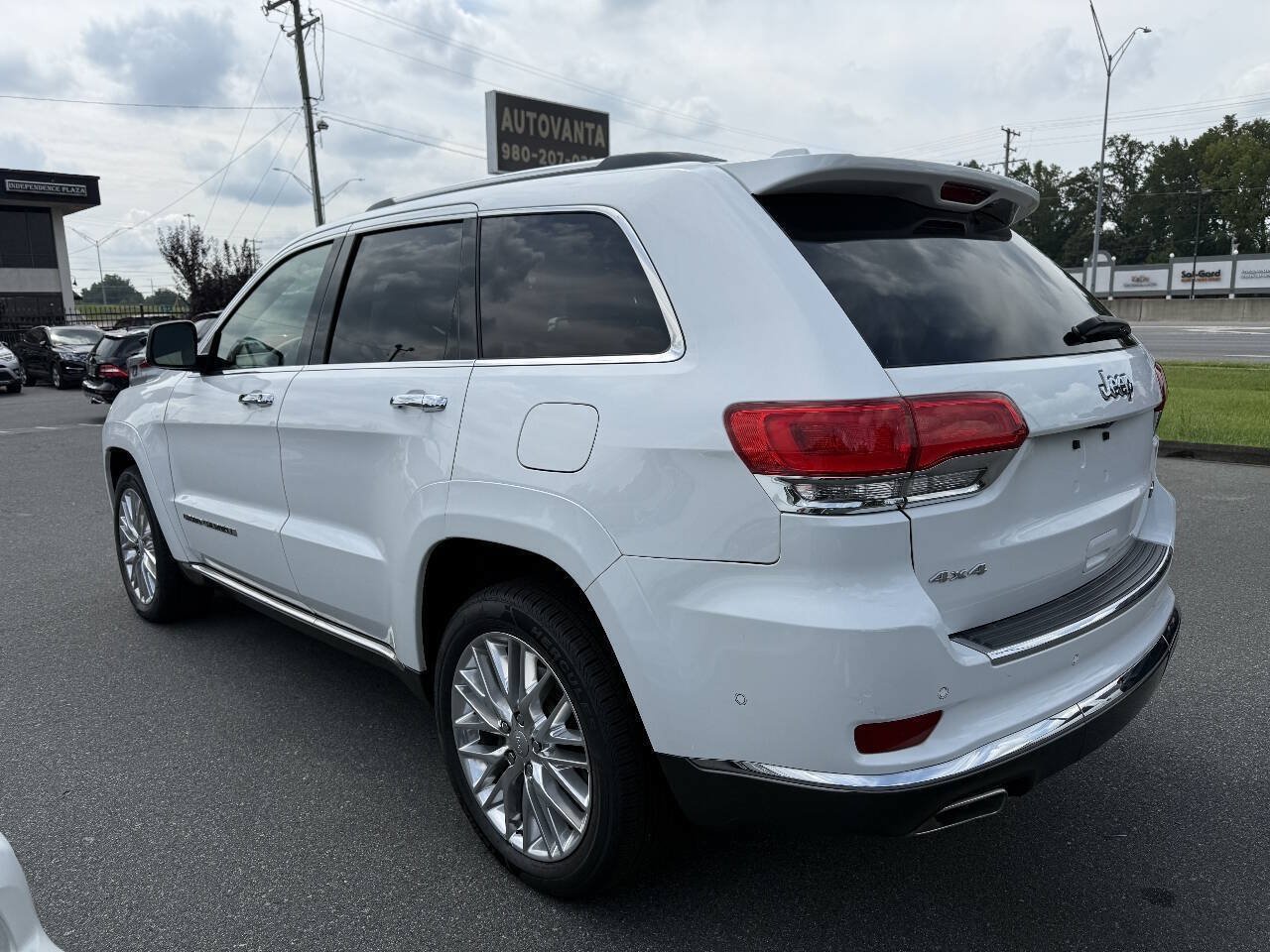 Used 2018 Jeep Grand Cherokee Summit AWD/4WD image 6
