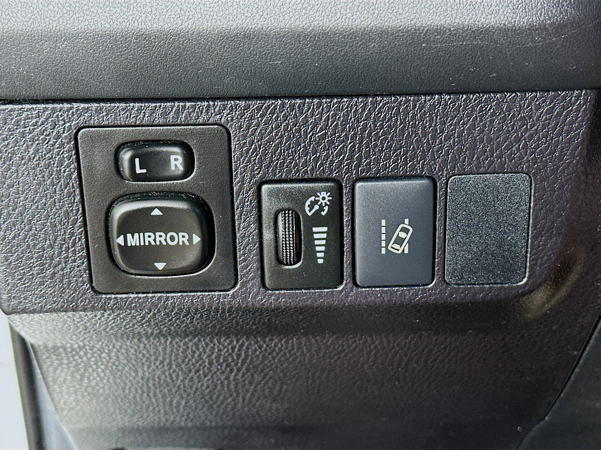 Used 2018 Toyota RAV4 LE FWD image 17