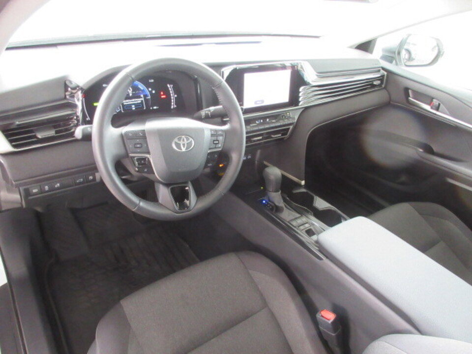 Used 2025 Toyota Camry LE w/ Convenience Package image 14