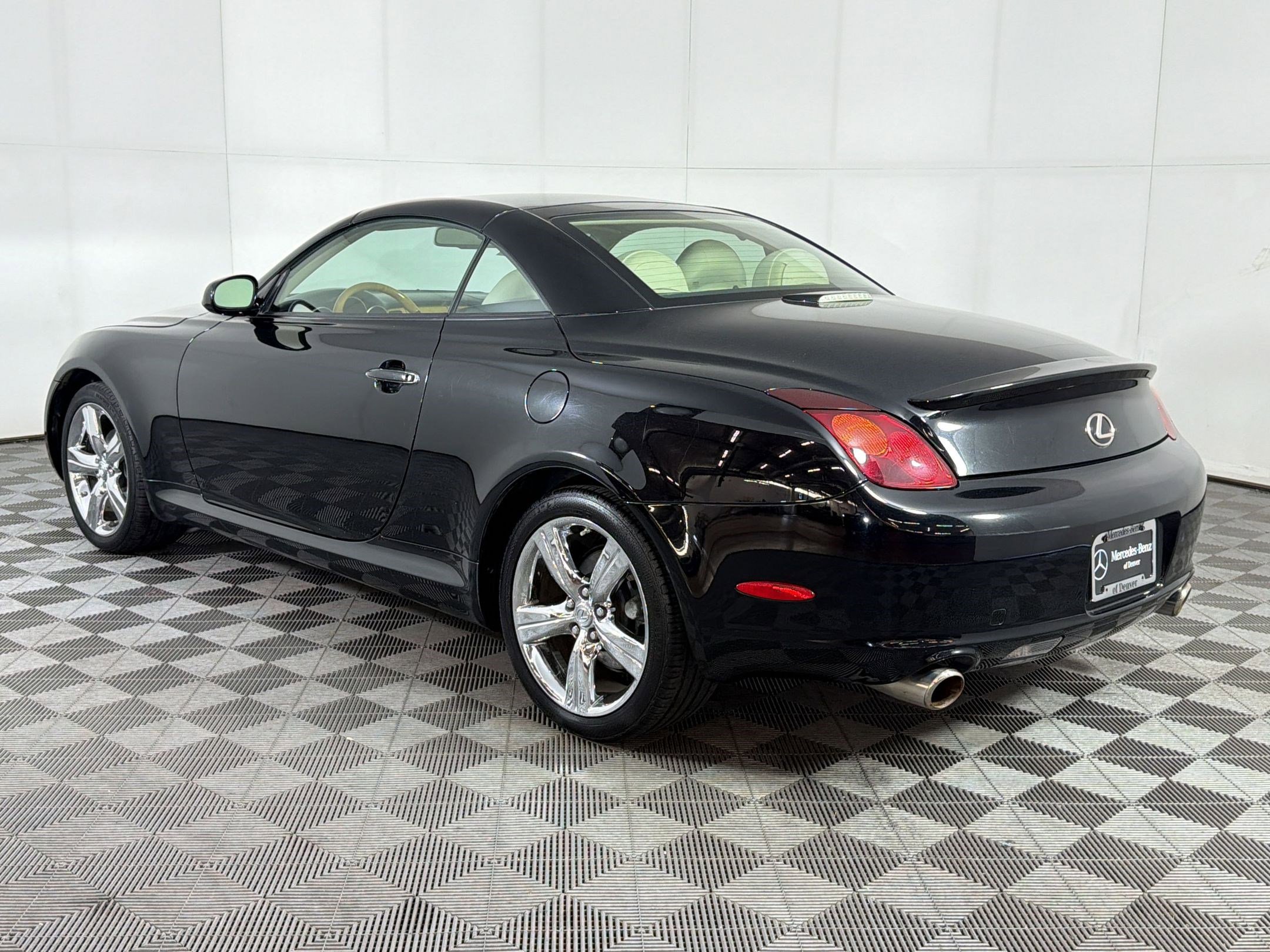 Used 2005 Lexus SC 430 Convertible RWD image 3