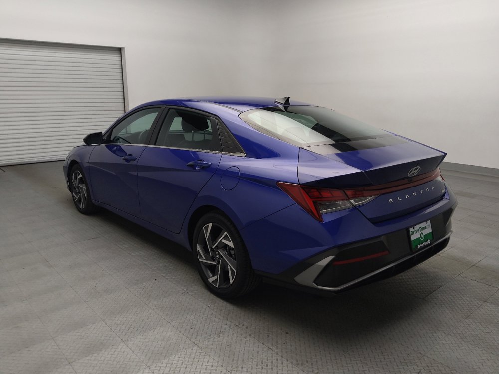 Used 2025 Hyundai Elantra Limited FWD image 5