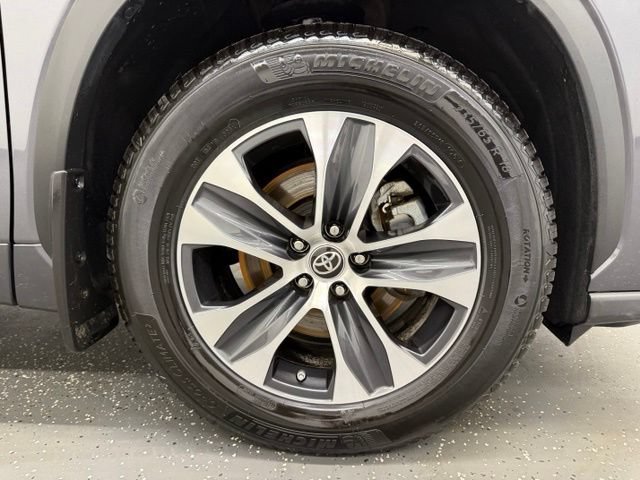 Used 2023 Toyota Highlander XLE AWD/4WD image 22